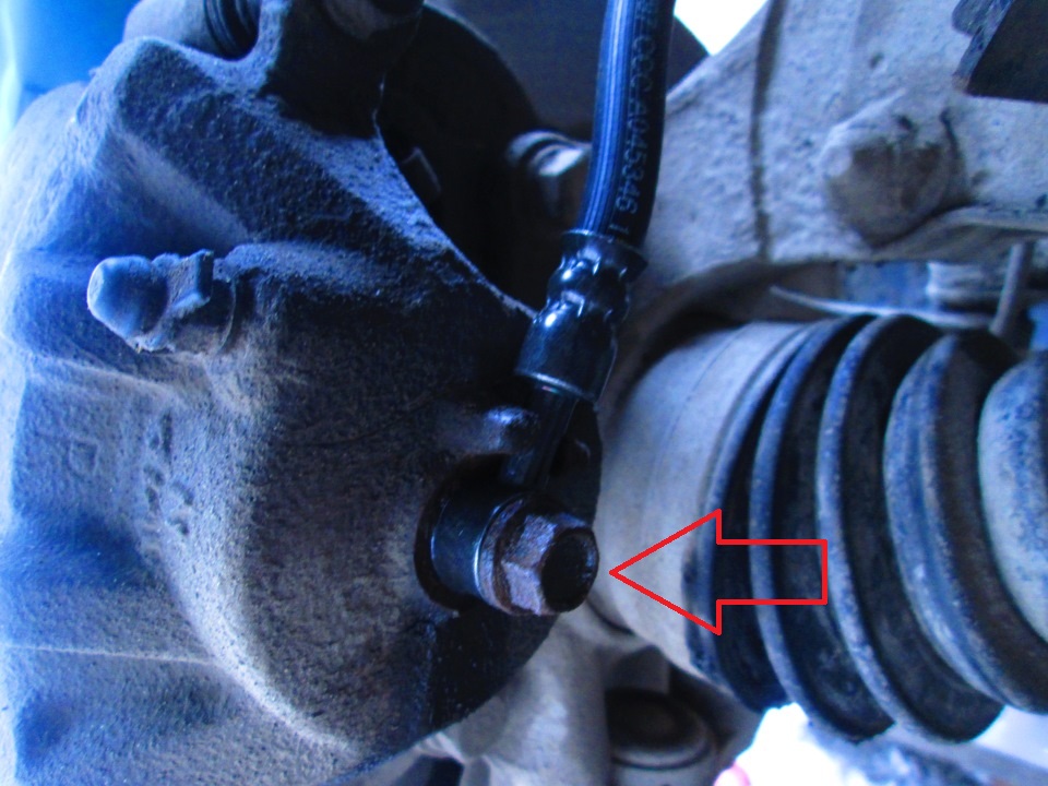 Выверните болт-штуцер тормозного шланга и отсоедините от суппорта тормозной шланг на автомобиле Hyundai Solaris