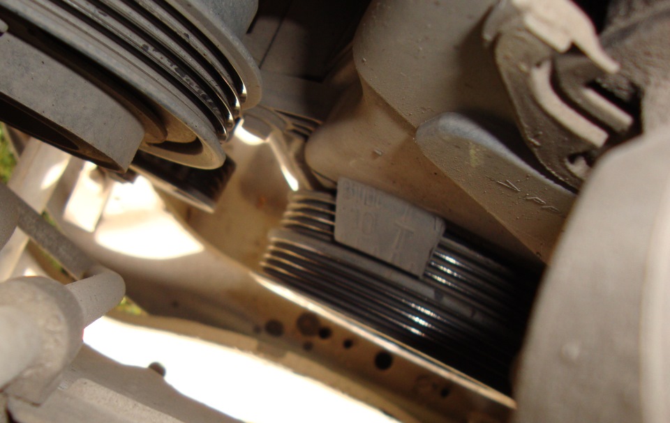 Проверка совмещения установочной метки на коленчатом валу Kia Rio II
