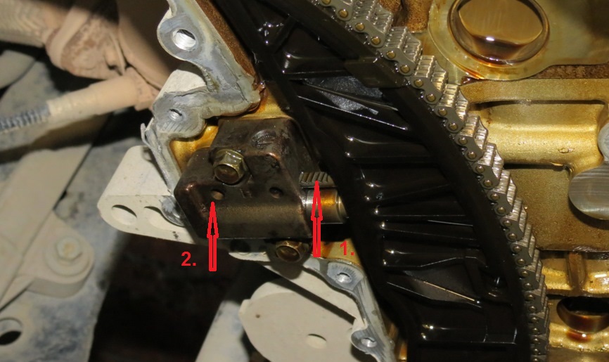 Отжимание и фиксация башмака натяжителя приводной цепи газораспределительного механизма Kia Rio III