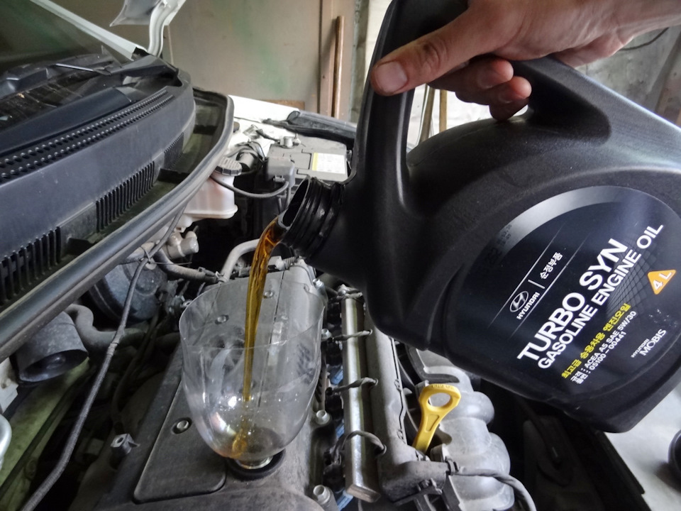 Заливка моторного масла в двигатель Kia Rio III