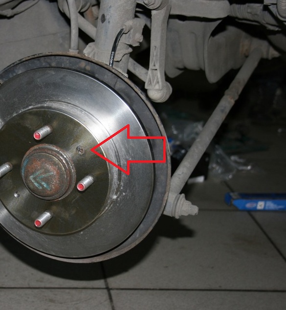 Выверните винт крепления тормозного барабана к ступице на автомобиле Hyundai Solaris