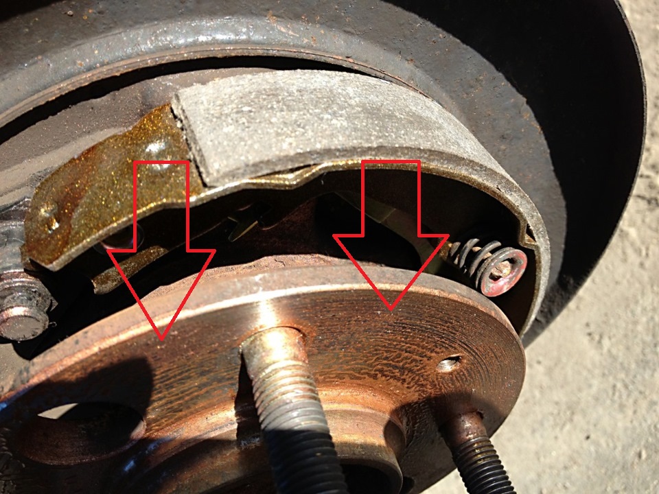 Металлической щеткой тщательно очищаем привалочные поверхности ступицы на автомобиле Hyundai Solaris