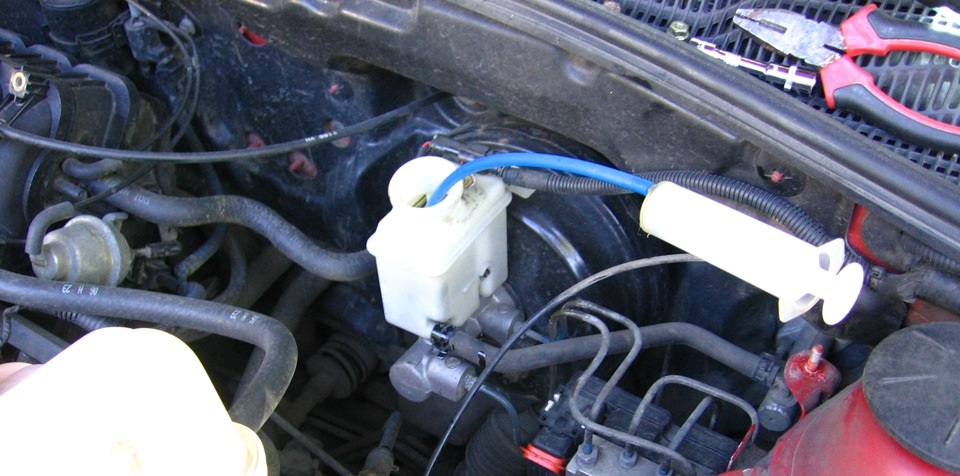 Отбираем рабочую жидкость из тормозного бачка на автомобиле Hyundai Solaris