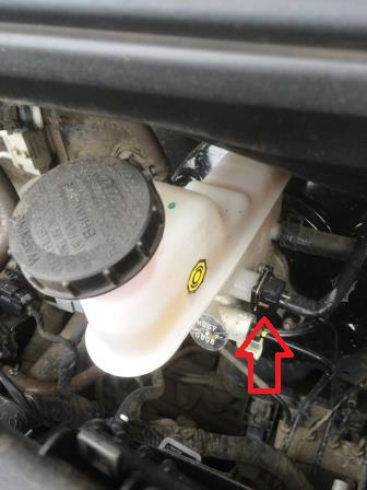 Отсоединяем колодку проводов от датчика уровня тормозной жидкости на автомобиле Hyundai Solaris