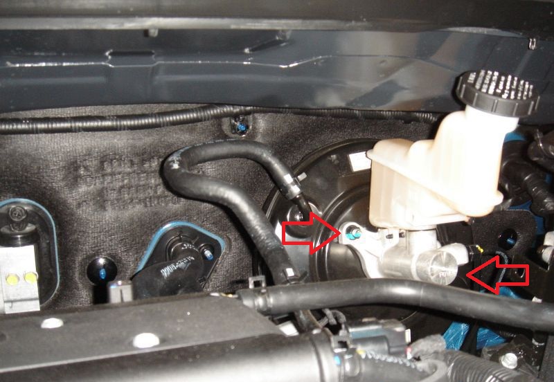 Отворачиваем две гайки крепления цилиндра к вакуумному усилителю тормозов на автомобиле Hyundai Solaris