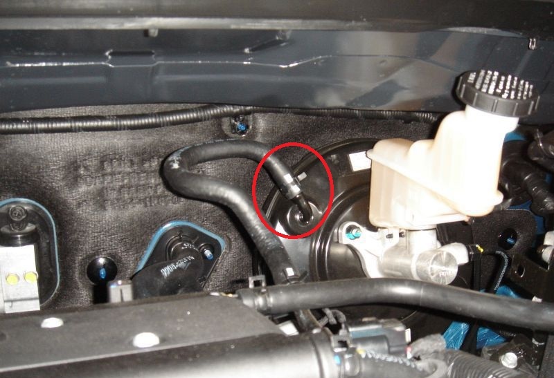 Сжимаем концы хомута крепления шланга подвода разрежения к штуцеру усилителя на автомобиле Hyundai Solaris