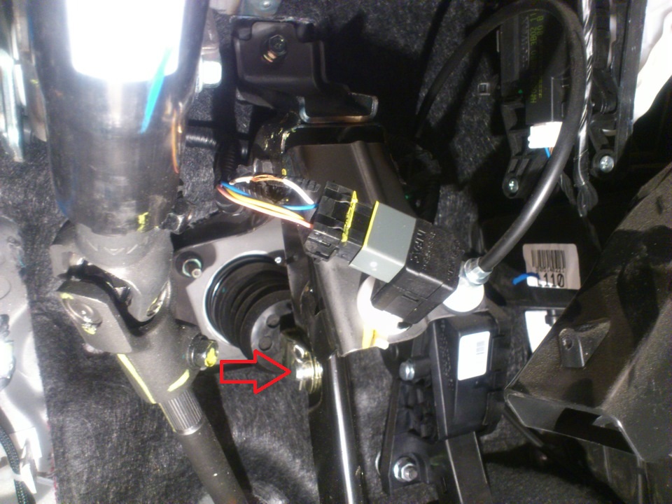 В салоне автомобиля под панелью приборов, с помощью отвертки подденьте пружинный фиксатор на автомобиле Hyundai Solaris