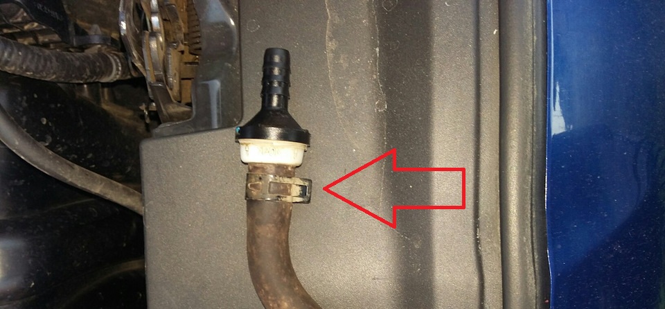 Снимаем шланг со штуцера клапана со стороны вакуумного усилителя тормозов на автомобиле Hyundai Solaris