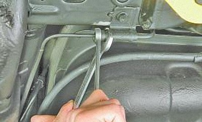 Отверните гайку крепления тормозного трубопровода на автомобиле Hyundai Solaris