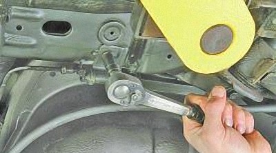 Выверните болт крепления кронштейна тормозного шланга на автомобиле Hyundai Solaris