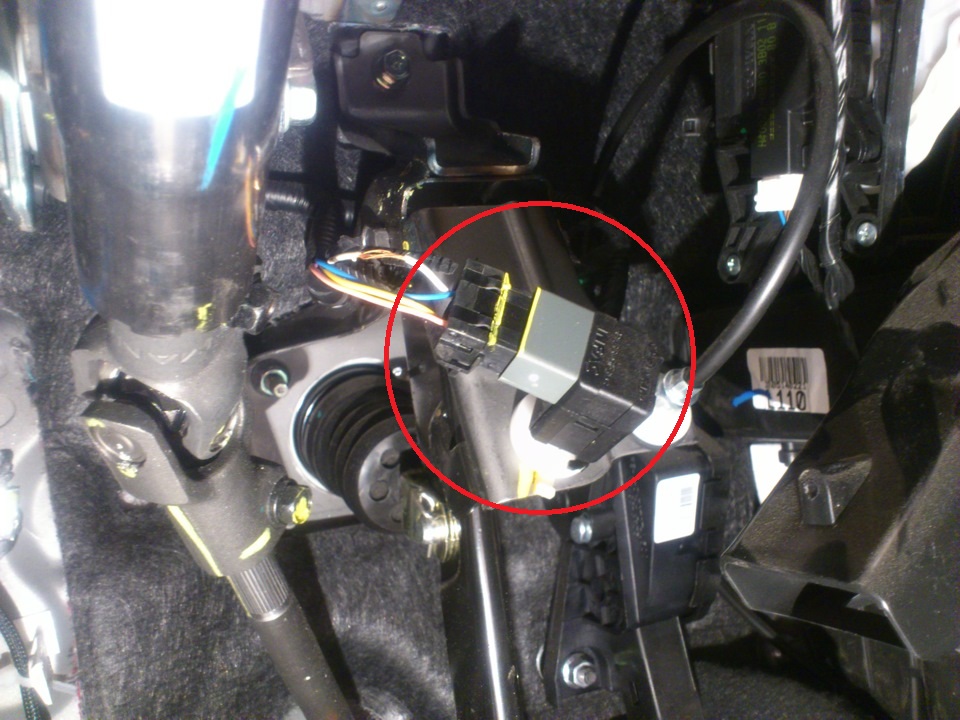 Отожмите фиксаторы и отсоедините колодку жгута проводов от выключателя стоп-сигнала на автомобиле Hyundai Solaris