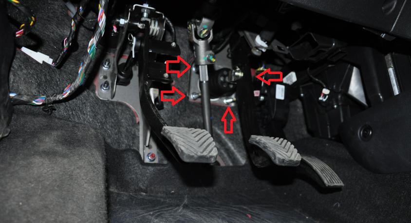 Отверните четыре гайки крепления кронштейна педали тормоза к кузову и шпилькам вакуумного усилителя тормозов на автомобиле Hyundai Solaris
