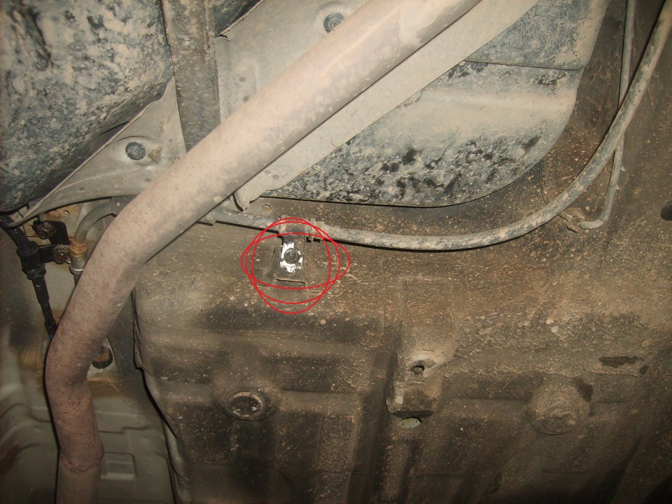 Выверните болты, крепления оболочки троса привода стояночного тормоза к днищу кузова автомобиля Hyundai Solaris