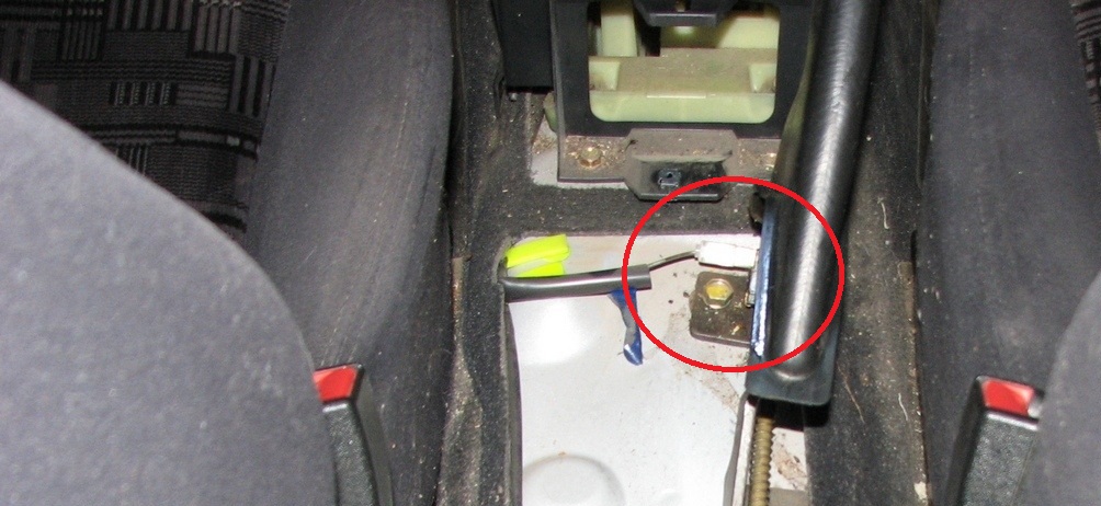 Отсоедините колодку проводов от выключателя сигнализатора включения стояночного тормоза на автомобиле Hyundai Solaris