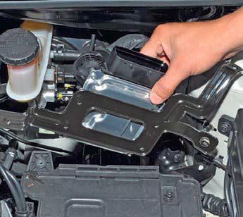 Снимаем электронный блок управления двигателем на автомобиле Hyundai Solaris