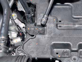Отворачиваем болт крепления пластмассового держателя проводов аккумуляторной батареи на автомобиле Hyundai Solaris