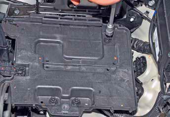 Отворачиваем четыре болта крепления площадки под аккумуляторную батарею на автомобиле Hyundai Solaris