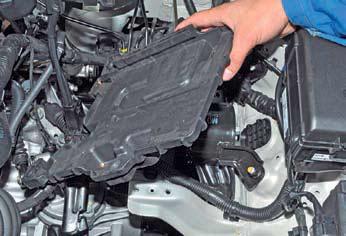 Приподнимите площадку аккумуляторной батареи на автомобиле Hyundai Solaris