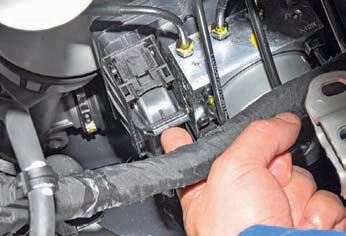 Приподнимите фиксатор колодки жгута проводов на автомобиле Hyundai Solaris