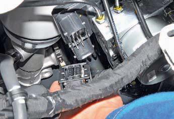 Отсоединяем колодку жгута проводов от блока управления на автомобиле Hyundai Solaris