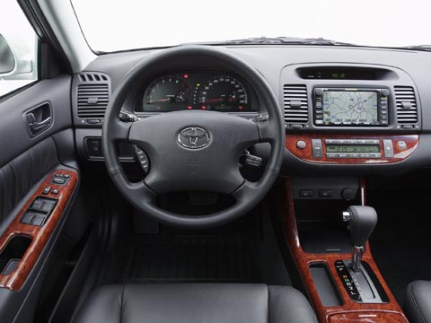 Общий вид приборной панели Toyota Camry