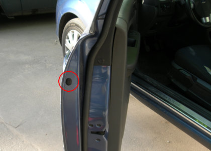 Снятие резиновой заглушки из передней двери Ford Focus 2