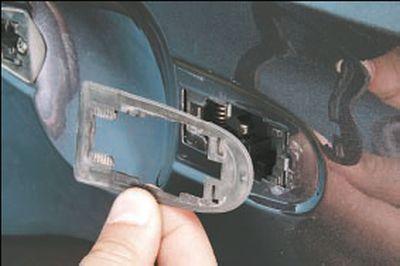 Снятие прокладки с наружной ручки двери Ford Focus 2