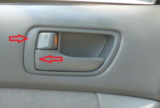 Отпирание и запирание двери кнопкой внутренней блокировки Toyota Camry