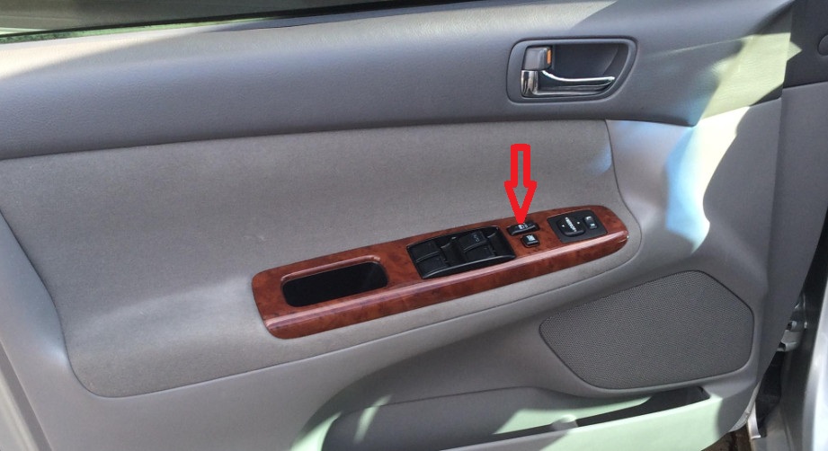 Отпирание и запирание двери выключателем блокировки электропривода дверей Toyota Camry