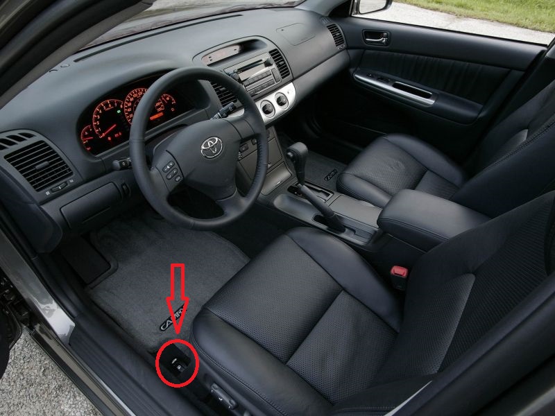 Местоположение рычага открывания лючка заливной горловины топливного бака Toyota Camry