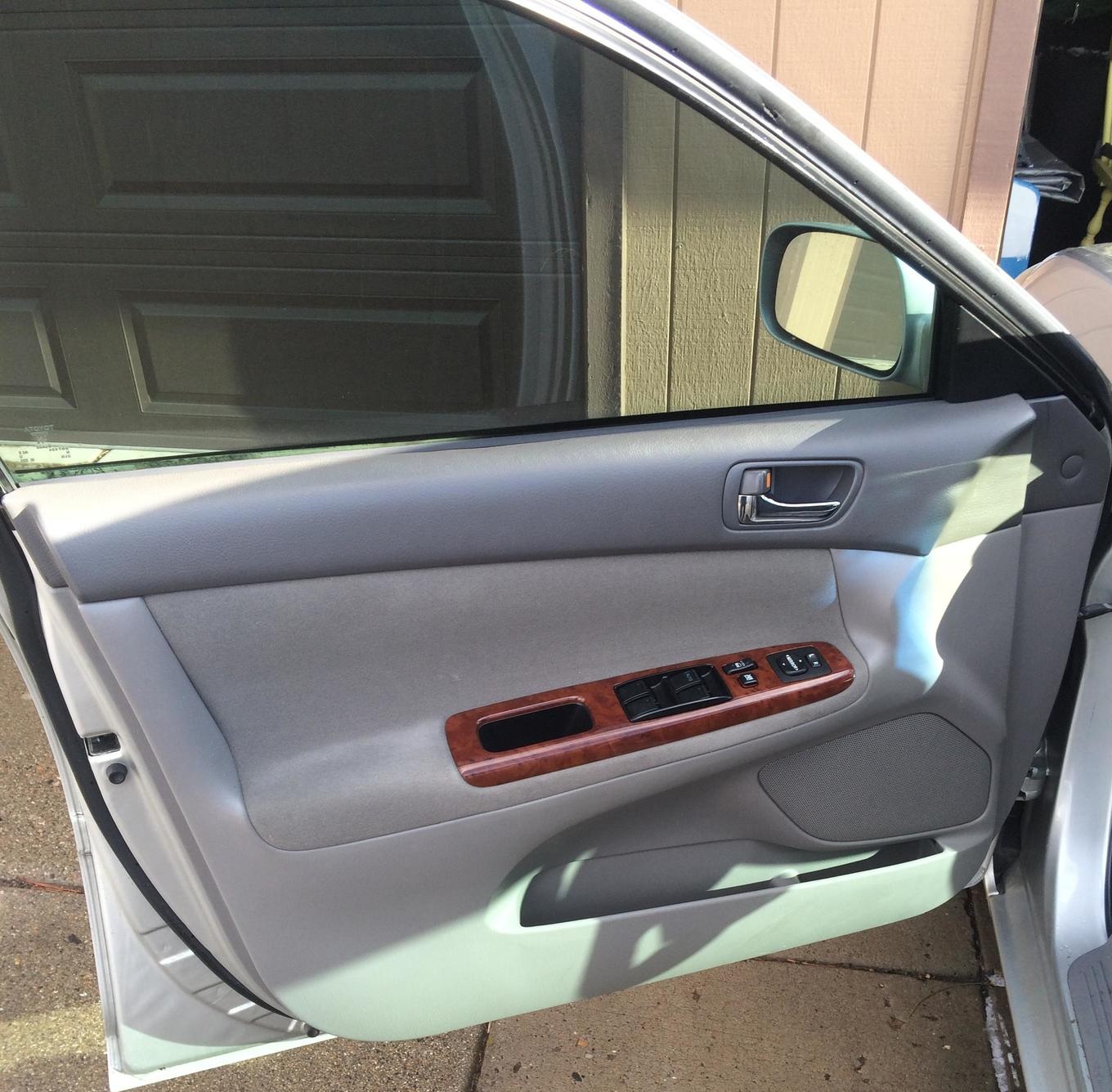Расположение кнопок на водительской двери Toyota Camry