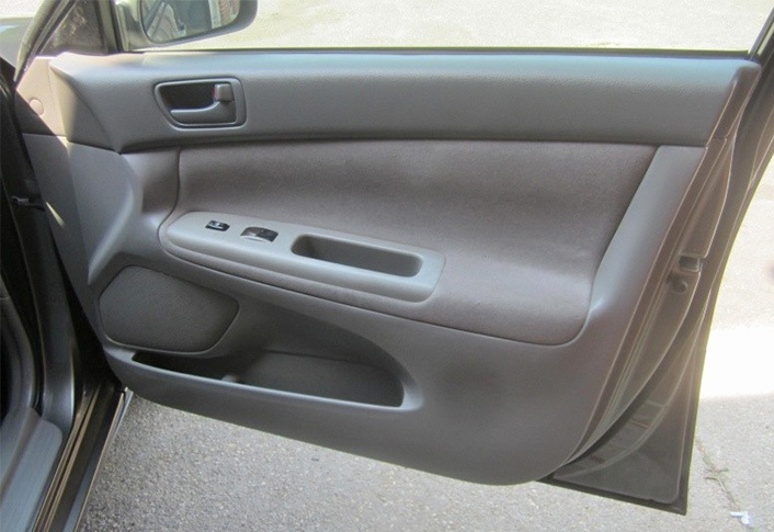 Расположение кнопок на пассажирской двери Toyota Camry