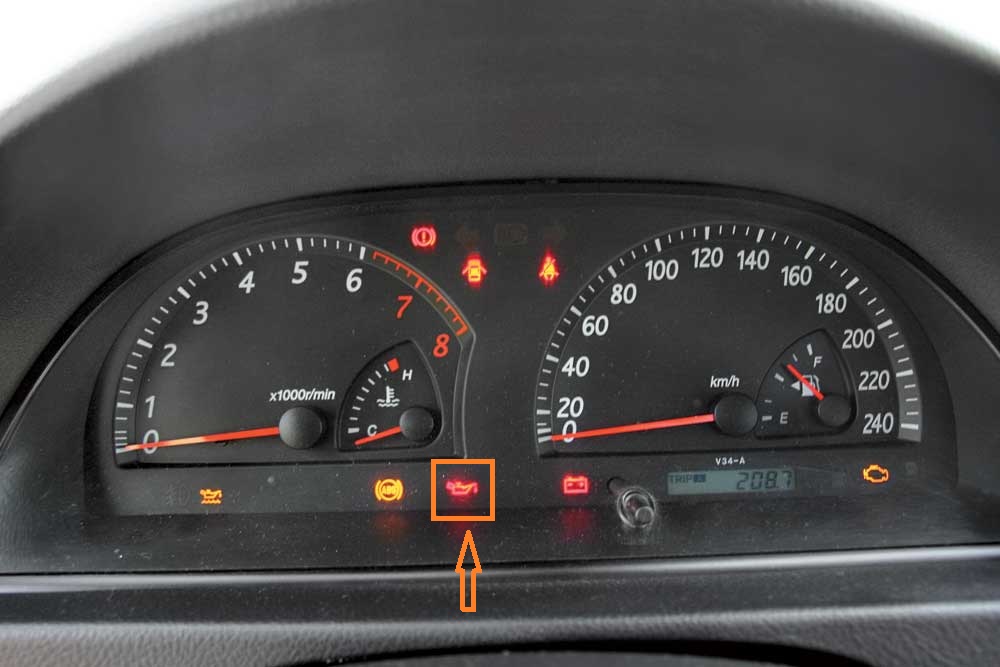 Контрольная лампа низкого давления масла в двигателе Toyota Camry