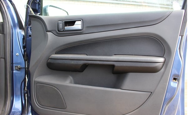 Установленная обратно передняя дверь на Ford Focus 2 
