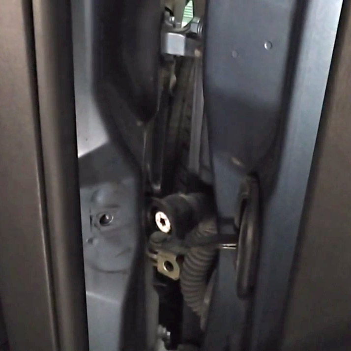Отключенная колодка жгута проводов передней двери Ford Focus 2 2004 - 2011