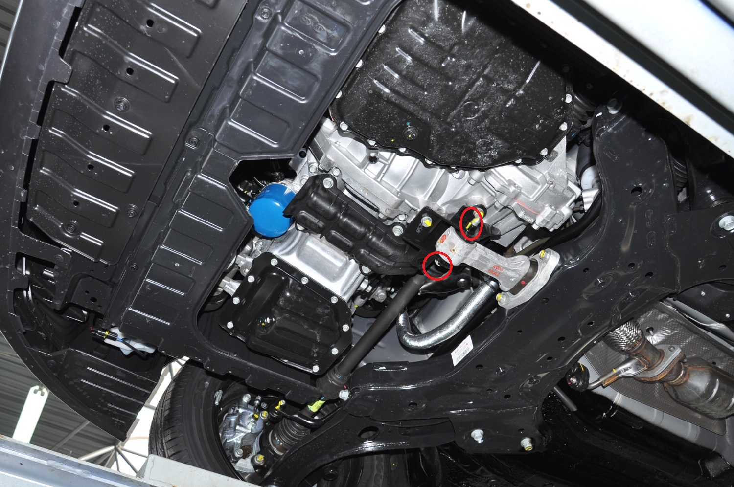 Отворачиваем гайку болта крепления опоры к кронштейну коробки передач на автомобиле Hyundai Solaris