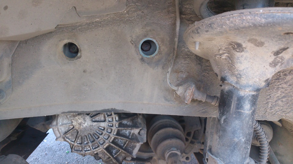Болты крепления опоры двигателя в брызговике арки переднего левого колеса на автомобиле Hyundai Solaris