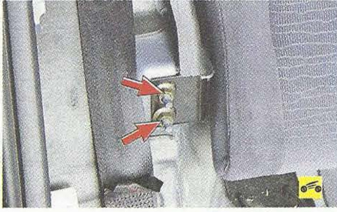 Гайки крепления кронштейна правой спинки сиденья Nissan Primera
