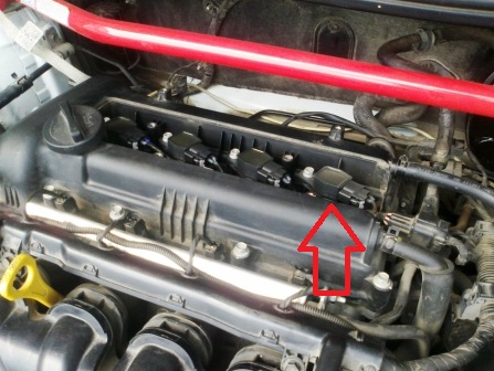 Отсоедините колодки жгутов низковольтных проводов от катушек зажигания на автомобиле Hyundai Solaris