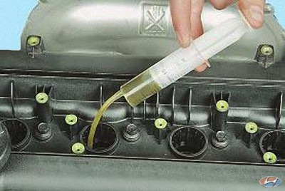 Залейте в цилиндр с пониженной компрессией чистое моторное масло на автомобиле Hyundai Solaris
