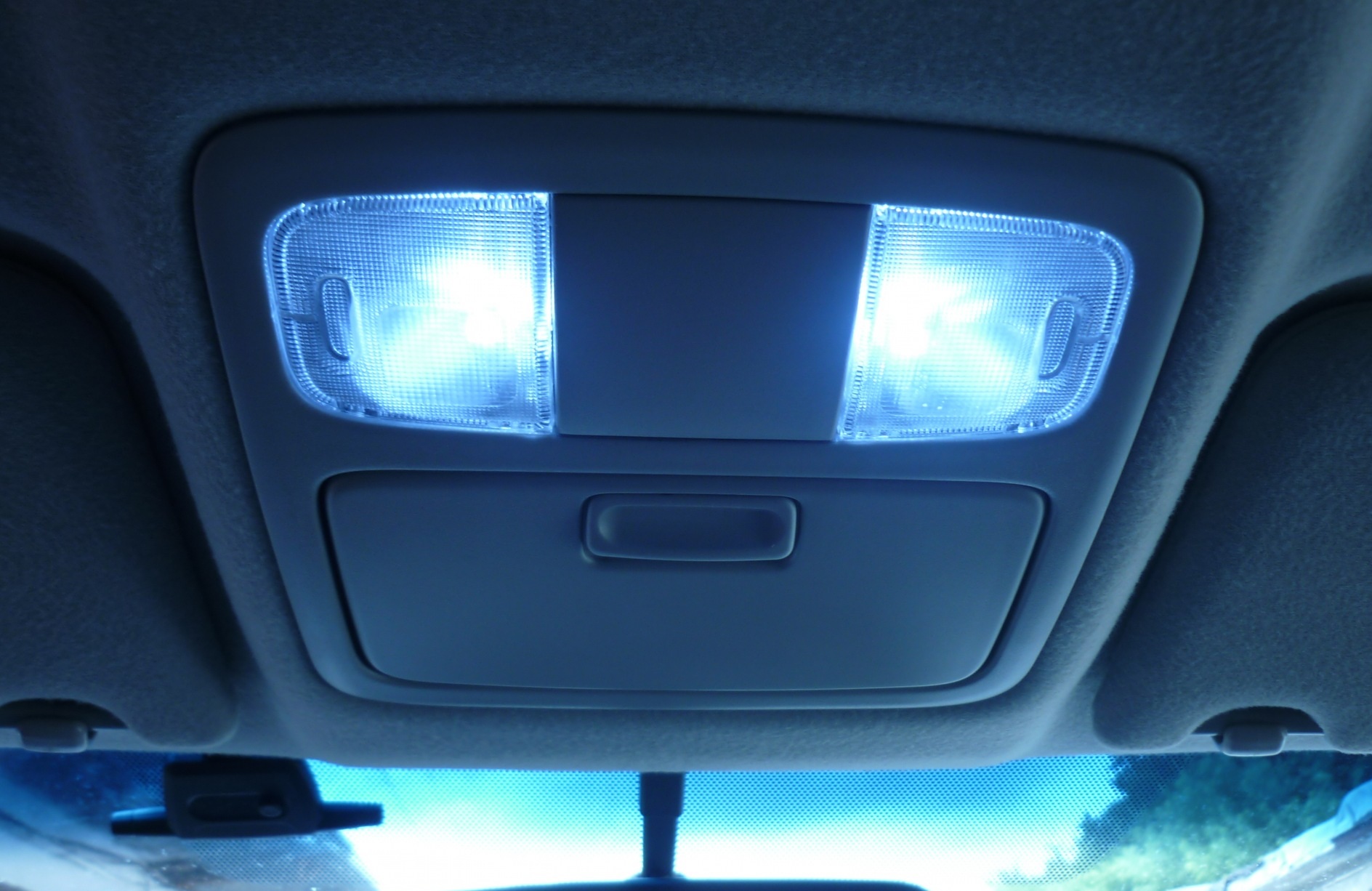 Выключатель и плафон освещения салона Toyota Camry 