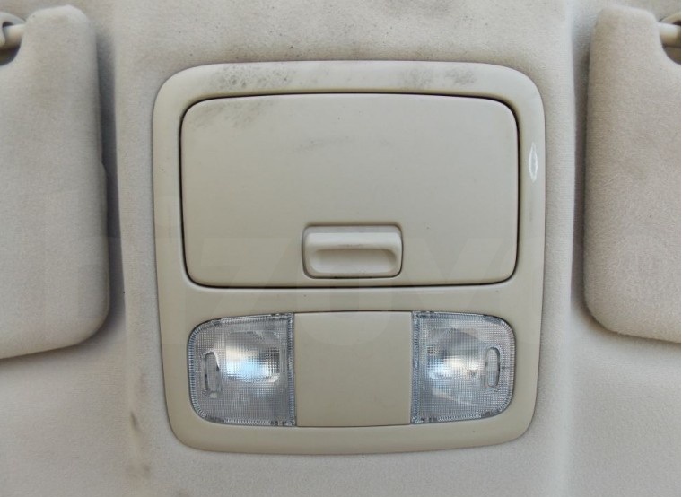 Плафоны индивидуальной подсветки в автомобиле Toyota Camry