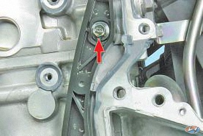 Выверните болт верхнего крепления успокоителя цепи к головке блока цилиндров на автомобиле Hyundai Solaris