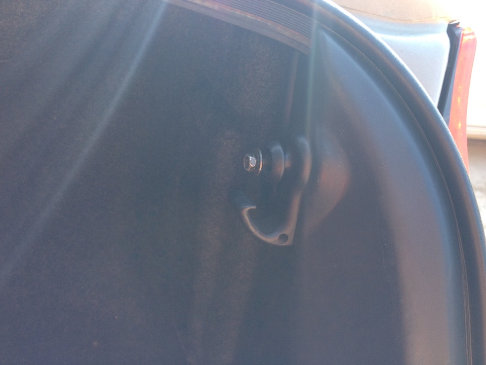 Крючок для сетки багажника на автомобиле Toyota Camry