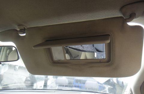 Открытое зеркало в автомобиле Toyota Camry