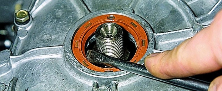 Извлеките сальник из крышки цепи привода газораспределительного механизма на автомобиле Hyundai Solaris