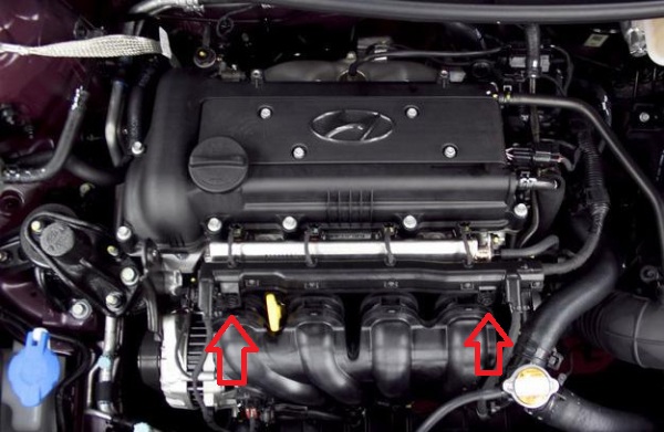 Выверните два болта крепления защитного кожуха проводов топливных форсунок на автомобиле Hyundai Solaris