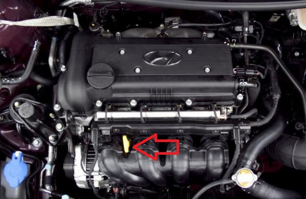 Извлеките указатель (щуп) уровня масла на автомобиле Hyundai Solaris