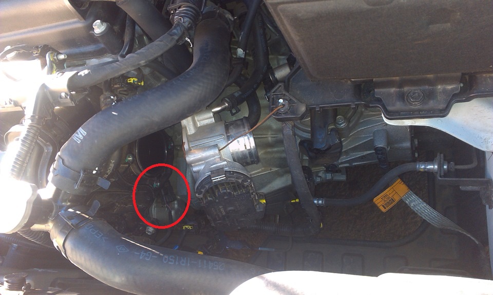 Отсоедините колодку жгута проводов от датчика абсолютного давления во впускной трубе на автомобиле Hyundai Solaris