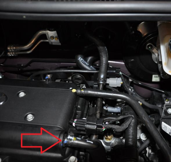 Отсоедините шланг системы вентиляции картера на автомобиле Hyundai Solaris